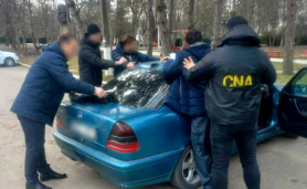 FOTO // Un șef al Secției administrativ-militare Dondușeni, reținut în flagrant